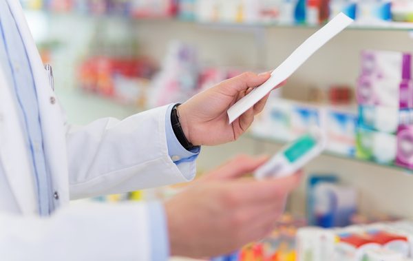 Violando a lei do uso de dados de consumidores, Decon autua 9 farmácias em Fortaleza